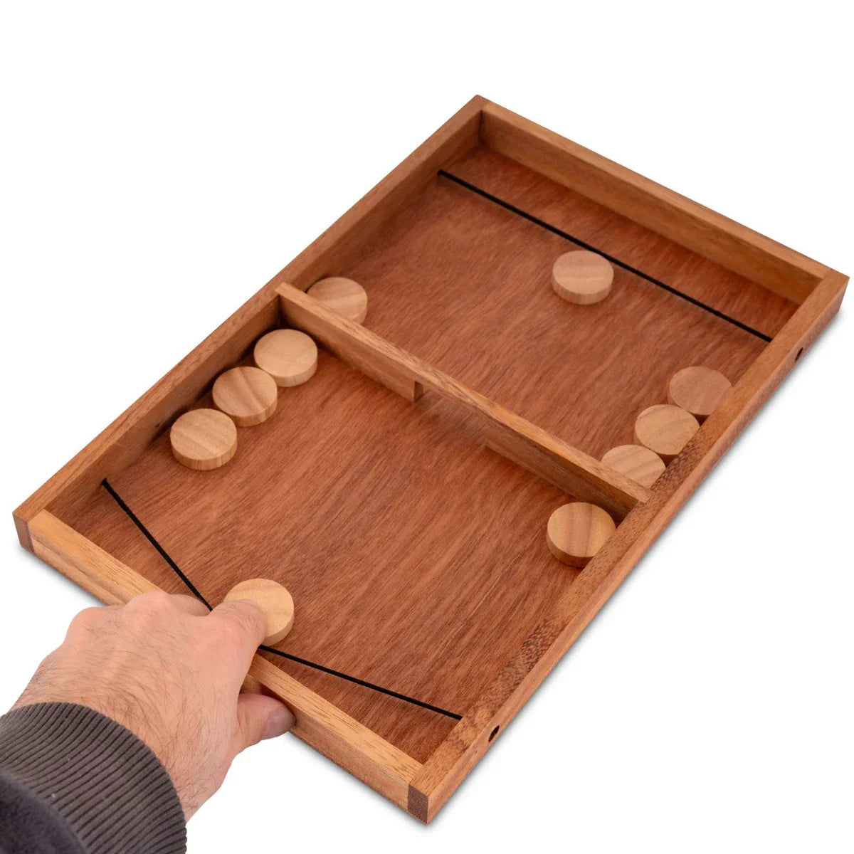 Hand speelt houten strategiebordspel met ronde stukken, duurzaam en geschikt voor jong en oud