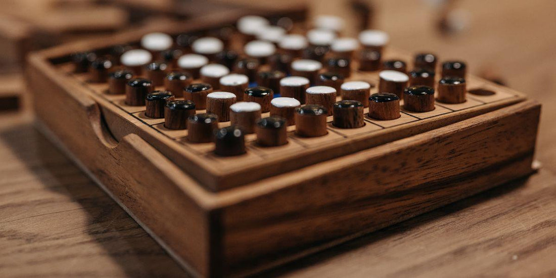 Houten strategiebordspel met zwarte en witte stukken, duurzaam en geschikt voor jong en oud