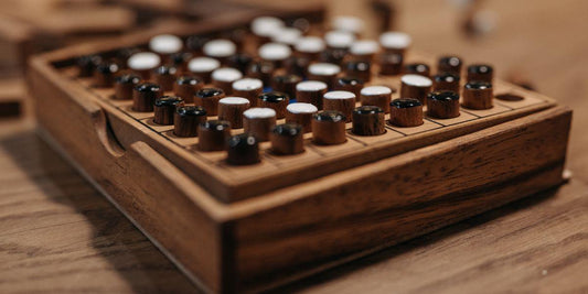 Houten strategiebordspel met zwarte en witte stukken, duurzaam en geschikt voor jong en oud