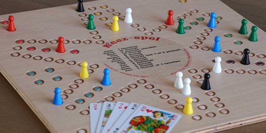 Houten Keuzespel met kleurrijke pionnen en speelkaarten, duurzaam bordspel voor jong en oud