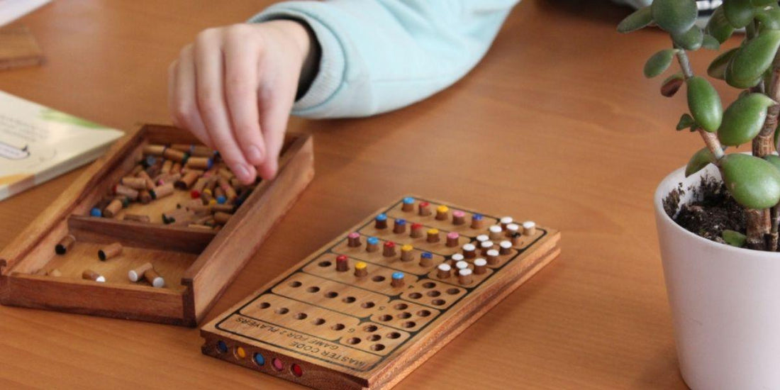 Houten Master Code spel met kleurrijke pinnen, perfect voor strategie en puzzelplezier voor jong en oud.
