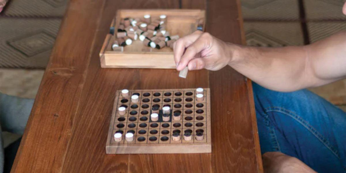 Houten strategiebordspel met pionnen, perfect voor gezinsavonden en puzzelliefhebbers