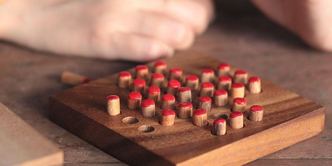Houten strategiepuzzelspel met rode pinnen, duurzaam en geschikt voor jong en oud
