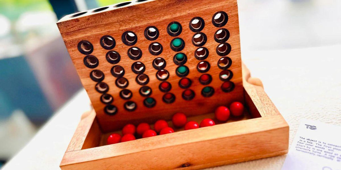 Houten strategiebordspel met rode en groene schijven, geschikt voor jong en oud
