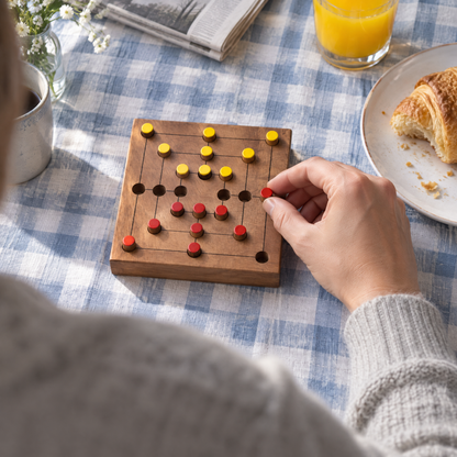 Handgemaakt houten strategiebordspel met rode en gele stukken, duurzaam en plasticvrij
