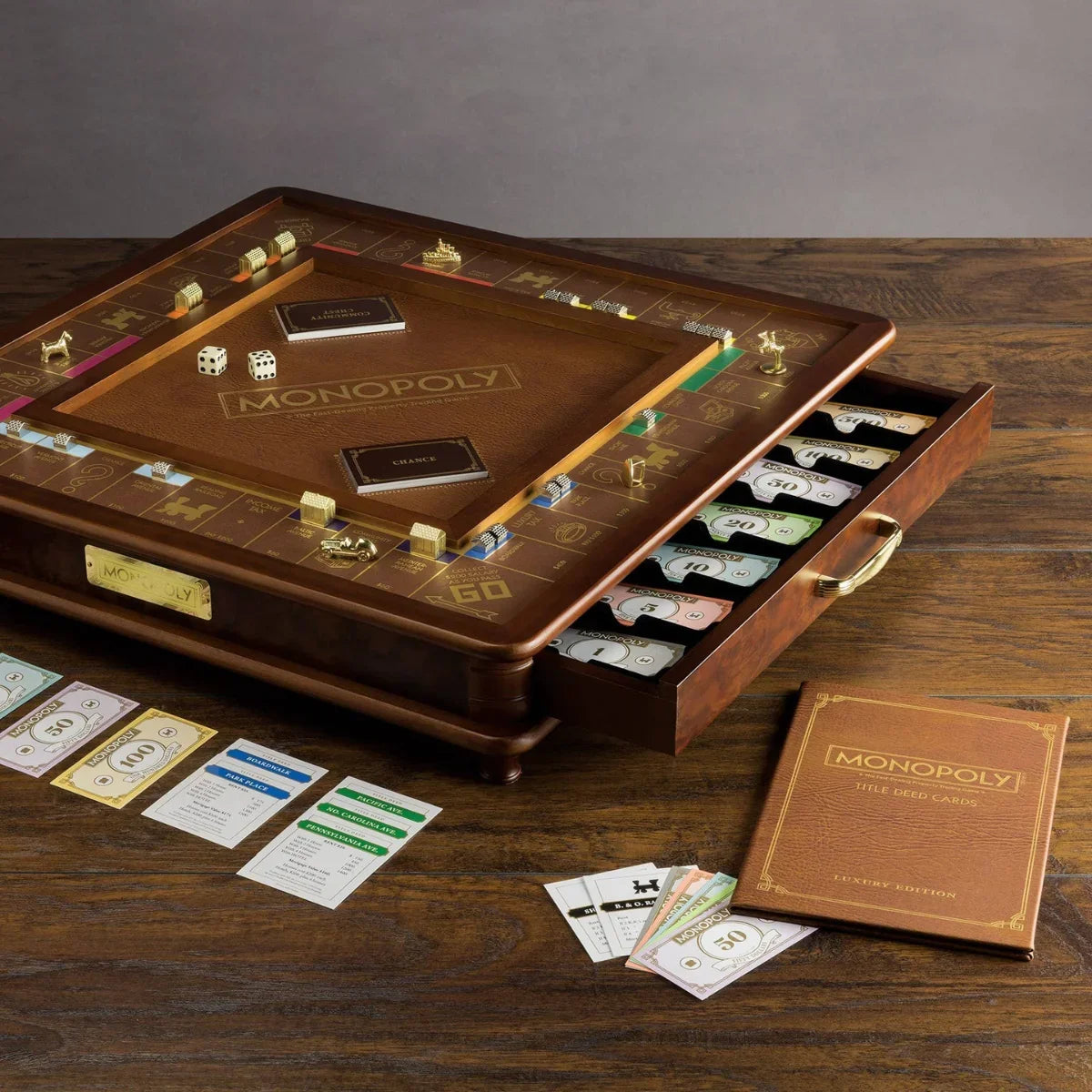 Luxury Monopoly bordspel met houten kist, geld, kaarten en pionnen, ideaal voor gezinsavonden