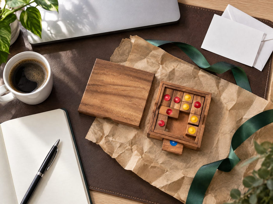 Houten schuifpuzzel als relatiegeschenk op een bureau